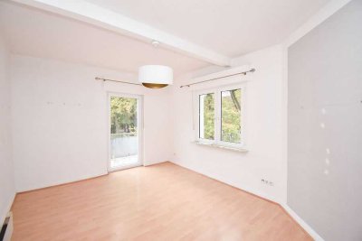 Vollständig renovierte Drei-Zimmer-Altbauwohnung mit Balkon.