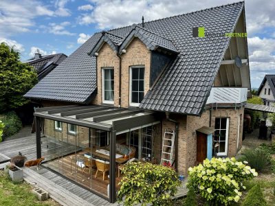 Freistehendes großes Einfamilienhaus mit Doppelgarage in ruhiger Lage