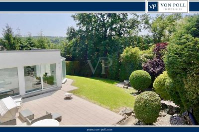 VON POLL - FRIEDRICHSDORF: Exklusive Bauhaus-Villa - Wohnen und Arbeiten mit Blick auf den Hardtwald
