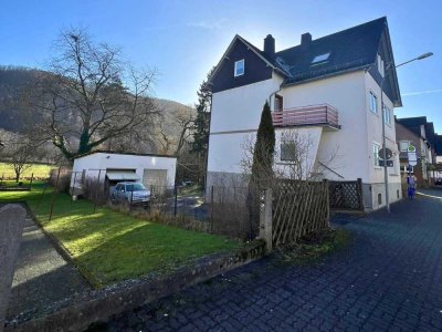 Schönes Mehrfamilienhaus inklusive großem Baugrundstück!
