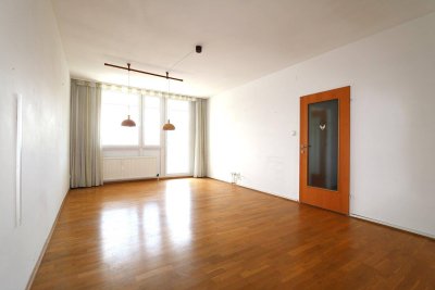 Geräumige 3-Zimmer-Wohnung mit südostseitiger Loggia und Autoabstellplatz in Grünruhelage