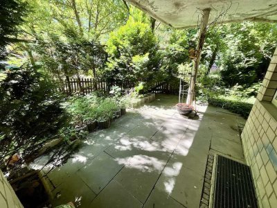 Schöne Erdgeschosswohnung mit eigener Terrasse und Garten