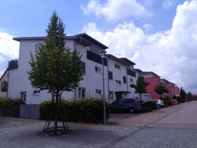 Helle, moderne Wohnung mit großem Balkon