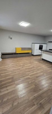 2-Zimmer-Wohnung mit Einbauküche &
Stellplatz zu vermieten