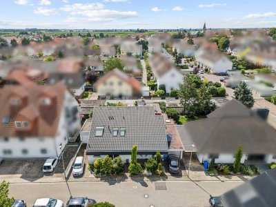 Zweifamilienhaus mit zwei Garagen und Garten in dem schönen Ort Ellerstadt bei Bad Dürkheim