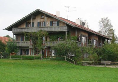 3,5-Zimmer Wohnung mit Hobbyraum, Balkon und Garten in Dietramszell, Dachgeschoss, naturnah