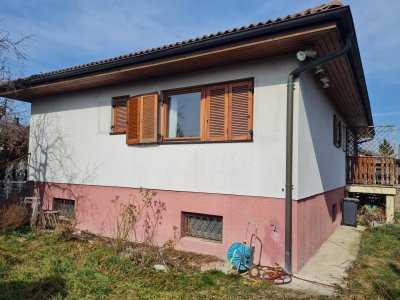 VERKAUFT!!! Preiswerter Bungalow für die ganze Familie mit Pool und Garage