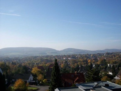 Sanierte 3 Zimmer Wohnung, EBK und Balkon mit traumhaftem Blick auf das Weser Bergland