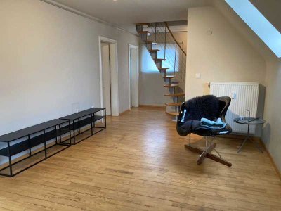 traumhafte Dachstudio-Wohnung mit Einbauküche, in Zweifamilienhaus **befristeter Zeitmietvertrag**