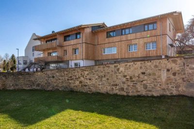 Neue, moderne und großzügige 3-Zimmer DG-Wohnung mit neuer Küche, Freisitz im Garten und Garage