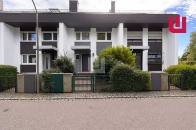 WINDISCH - Neuwertiges RMH mit gehobener Ausstattung inkl. EBK und Garten zentral in Gröbenzell