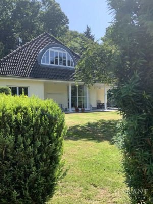 Stadtvilla im Bungalow-Stil mit Einliegerwohnung und parkähnlichem Grundstück in Hainichen (Sa.)