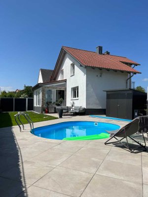 Freistehendes, modernisiertes Einfamilienhaus mit Pool & Privatsphäre