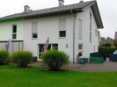 Moderne Doppelhaushälfte in ruhiger, stadtnaher Lage