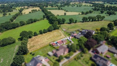 Ebenerdiges Einfamilienhaus mit Blick auf Felder und Wiesen