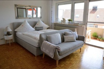 Stilvolle, neuwertige 1-Zimmer-Wohnung mit geh. Innenausstattung mit Balkon und EBK in Meersbur