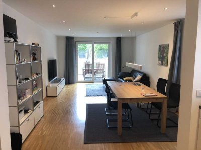 Exklusive, 2,5-Zimmer-Hochparterre-Wohnung mit Terrasse, Garten und Einbauküche