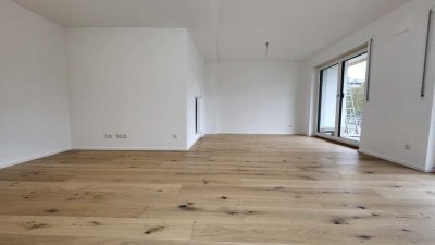 Erstbezug: Exklusive Erdgeschosswohnung – stilvolles Wohnen mit Erker, großer Terrasse und Südgarten