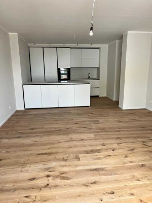 Newly renovated, spacious 4-room apartment with  balconys/new kitchen/Parking Spots