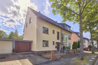 In ruhiger Lage: Freie, vielseitige Doppelhaushälfte mit 3 Wohnungen, Garage & Garten in Sandhofen!