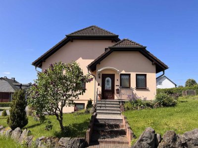 Neuwertiges Einfamilienhaus in ruhiger Wohngegend, gute Verkehrsanbindung