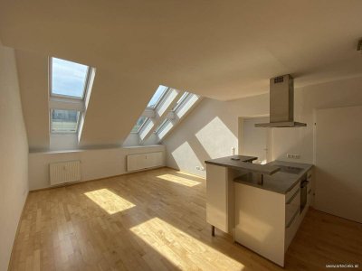 Dachgeschosswohnung mit Altbau Charakter und kleiner Terrasse im Zentrum