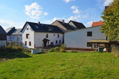 Familienfreundliches Haus mit Nebengebäude, Garage und Garten