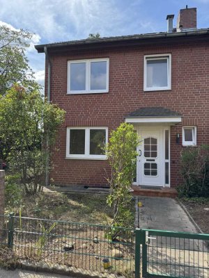 Preiswertes 6-Zimmer-Reihenendhaus mit EBK in Norderstedt