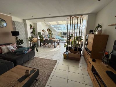 Helle, geräumige Obergeschosswohnung mit Wintergarten in einem Zweifamilienhaus in Sackgassenlage
