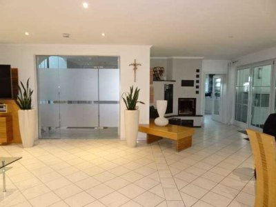 Großzügige Villa mit Einliegerbereich und großer Halle für Boot oder Wohnmobil