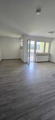 Helle 1,5 Zimmer Wohnung mit Balkon, EBK & Parkplatz - sofort verfügbar, neben FH- Reutlingen