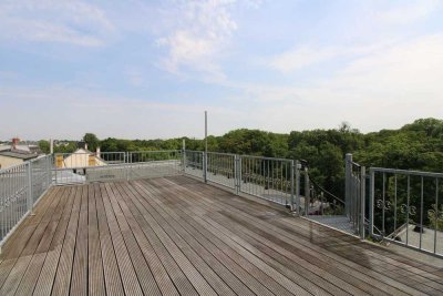 Bezugsfrei: Penthouse mit Loggia und Dachterrasse, einzigartiger Blick über den Clara-Zetkin-Park