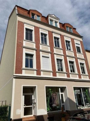 Großzügige 3-Zimmer mit Laminat und offener Küche in zentraler Lage!!!