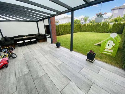 Moderne Wohlfühloase in Neu-Anspach, Stilvolle Doppelhaushälfte mit Gartenidylle