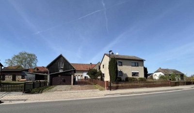 *** Platz für zwei Familien, geräumige Nebengebäude, 3 Garagen, großer Garten (Bauplatz)
