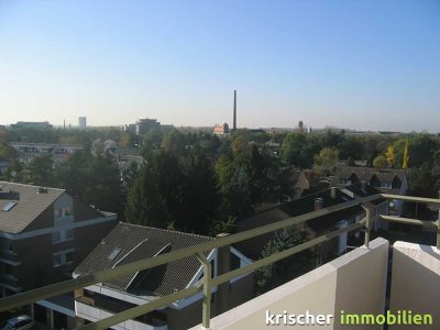 helle Wohnung mit Sonnenbalkon, neuem Parkett und Einbauküche