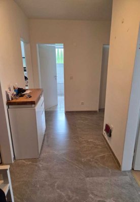 Schöne helle und renovierte 4-Zimmer-Wohnung mit einer Einbauküche