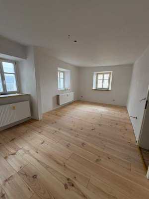 Denkmalgeschützter Hof - vollständig sanierte 4 Zimmer Wohnung