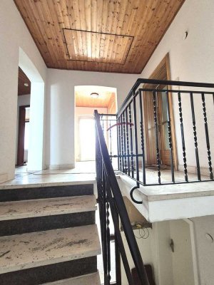 Handwerker aufgepaßt!  Große 4-5 ZKB (115 m²) + mögl. Ausbaureserve im Dach!