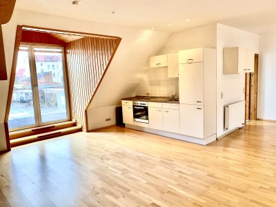 Einzigartige, geräumige 2-Zimmer-Maisonette-/Loft-Wohnung mit EBK