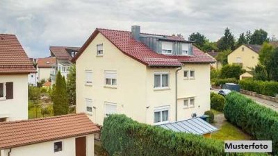 Fünffamilienhaus nebst Garage