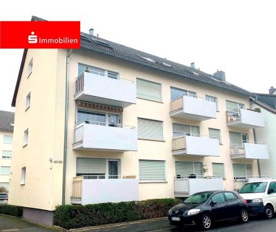 Neu-Isenburg: Attraktive möblierte Zweizimmer-Dachgeschosswohnung mit Einbauküche und Pkw-Stellplatz