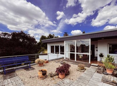 Großzügige Terrassenwohnung mit über 700 m² Grundstück im Bungalowstil