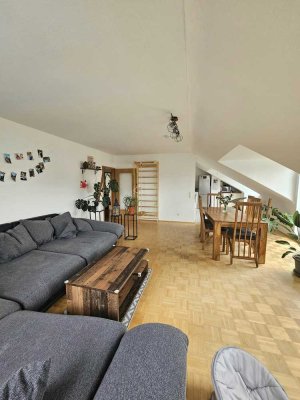 *Privat* Helle Dachgeschoss Wohnung in ruhiger Lage