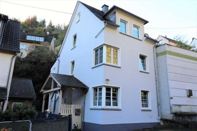 Gepflegtes Einfamilienhaus mit schönem Außenbereich in ruhiger Lage von Briedel