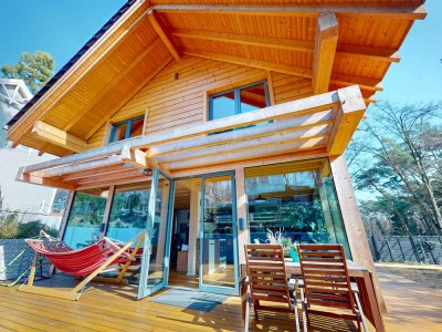 Nachhaltig & stilvoll: Energieeffizientes Holzhaus mit Eichenparkett und Kaminofen