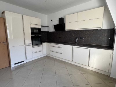 Bezugsfertige Dachgeschosswohnung mit Einbauküche und Balkon! Anmietung Garage möglich!