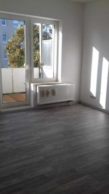 Im Hochparterre: 2-Zimmer-Wohnung mit Süd-Balkon, Küche mit Fenster