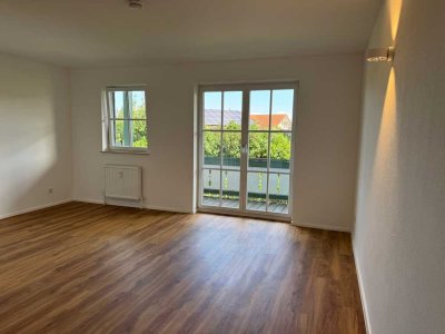 Erstbezug nach hochwertiger Modernisierung:
(Ferien-) Apartment mit Küche und Balkon in Simsseenähe