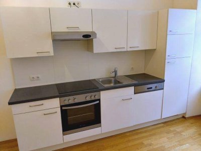 Heller 2 ZIMMER-Altbau, extra Wohnküche möbliert mit Fenster, neuwertiges Bad mit Dusche und WC